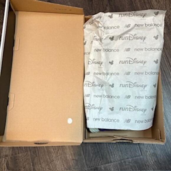 RunDisney 2017 Mad Tea Party Womens 8.5 New Balance 880V6 NIB Running Shoes - Picture 8 of 9